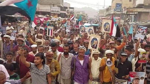 منطقة مسقط رأس رئيس الشرعية بأبين تحتشد تأييدا للإدارة الذاتية ودعما للانتقالي 