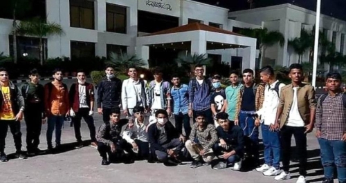 خليفة للأعمال الإنسانية تنقل عشرات الطلاب المبتعثين الى سقطرى لقضاء اجازة العيد