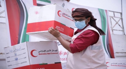 "الهلال الأحمر الاماراتي" يوزع مساعدات إنسانية على اهالي مديرية حجر بحضرموت