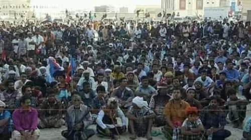 الالاف من ابناء المهرة يحتشدون الان في شارع الزعفران رغم منع مليشيا الحوثي والاخوان