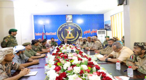 رئيس الإدارة الذاتية للجنوب يجتمع بقيادات عسكرية وامنية جنوبية