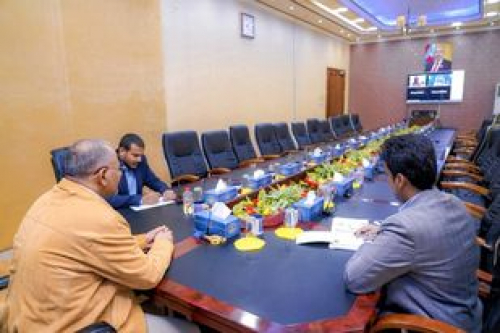 عبر الإتصال المرئي: الرئيس القائد عيدروس الزُبيدي يعقد اجتماعاً مع سفير بريطانيا بمناسبة انتهاء فترة عمله 