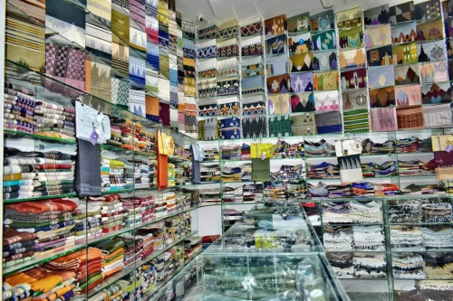 بسبب الغلاء.. إقبال ضعيف على شراء ملابس العيد في اصمة النفط والغاز شبوة