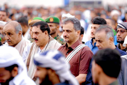 المحافظ يؤدي صلاة العيد الاضحى مع جموع المواطنين في مديرية المعلا