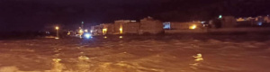 حاصرتهم السيول الجارفة بوادي حضرموت ..إنقاذ 3 نساء وشابين وطفلين