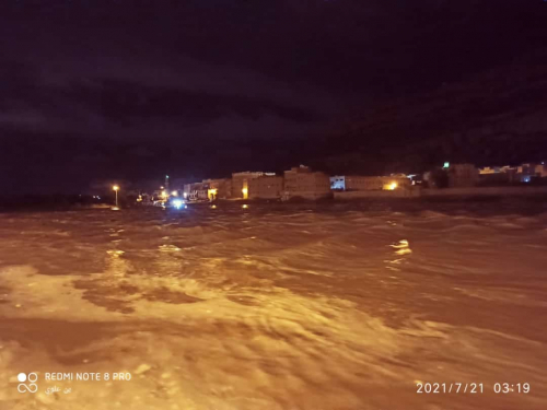 حاصرتهم السيول الجارفة بوادي حضرموت ..إنقاذ 3 نساء وشابين وطفلين