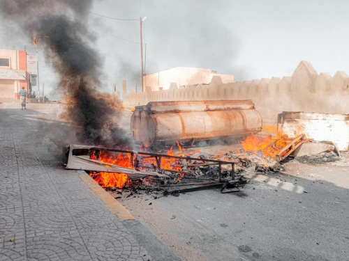 إحتجاجات شعبية وقطع شوارع بالمكلا جراء تردي الأوضاع الخدمية والمعيشية