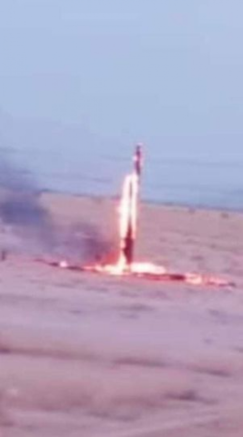 مجهولون يحرقون أعمدة نقل الكهرباء من عتق إلى نصاب