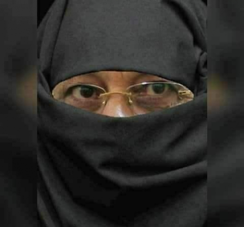 عباية حرم السفير "الأحمر" يستعيرها "حسين العزي"