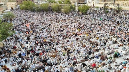 بمشاركة جموع غفيرة.. مدينة تريم تودع العلامة الحبيب أبوبكر المشهور 