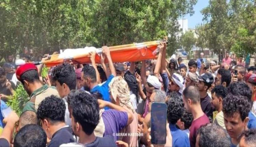 مشيعي جثمان الطفلة حنين في عدن يهتفون.. القصاص مطلبنا يا قضاء  