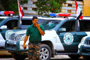 قائد عسكري: اشعال الحرائق في عدن لتمرير خارطة الطريق