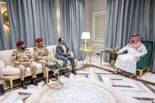 سياسي سعودي: وزير الدفاع تعامل مع وفد الحوثي كـ حكومة أمر واقع بصنعاء 