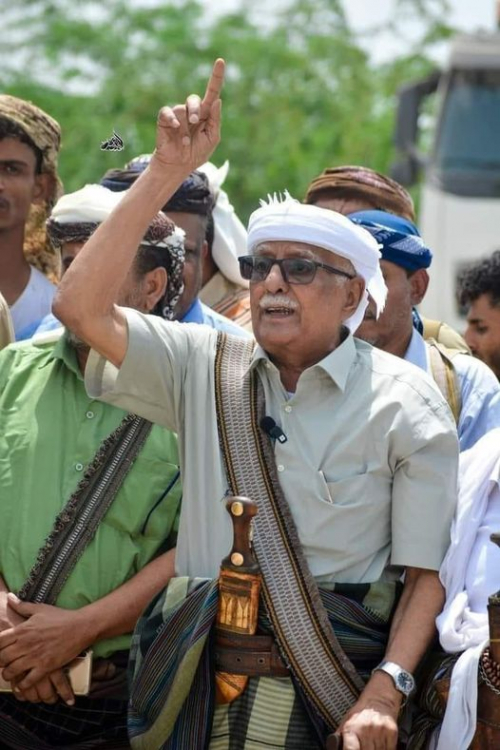 علي القفيش عضو المكتب السياسي للحوثي يسعي لفتح طريق عقبة ثرة 