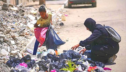 مشاهد يومية.. أسر جنوبية متعففة تبحث عن الطعام في براميل القمامة