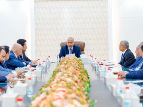 الرئيس الزُبيدي يكلف بتنظيم مؤتمر اقتصادي في العاصمة عدن
