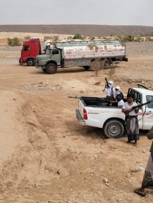 عاجل: شباب قبائل آل جابر يقطعون طريق نقل الوقود في نقطة العطوف بمديرية ساه النفطية 