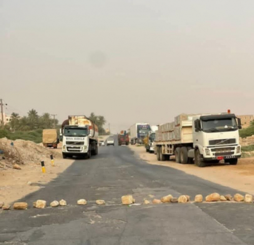 قوة أمنية تفتح الطرق وتفرّق المتظاهرين بالمكلا بعد موجة احتجاجات غاضبة