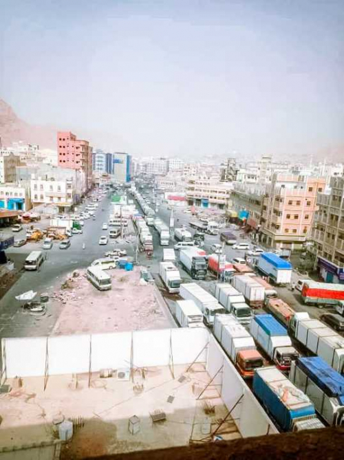 أبناء المكلا يموتون جوعا و70 ثلاجة أسماك محتجزة في الديس في طريقها إلى الخارج