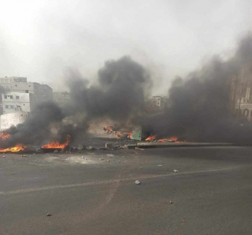 عصابات بن حبريش والاصلاح يتقطعون للأطباء وينزلونهم من سيارات الإسعاف (توثيق)