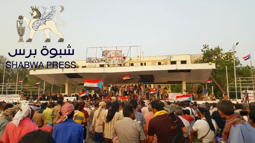 أبناء الجنوب العربي بالآلاف يحتشدون في ساحة العروض ويعلنون عن هبة شعبية ثأراً للشهيد "أبواليمامة"