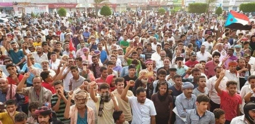 سياسي جنوبي : نحن في حِل من كل الإتفاقيات مع دول التحالف عادوا رجالنا بسببها من أمام بوابات معاشيق