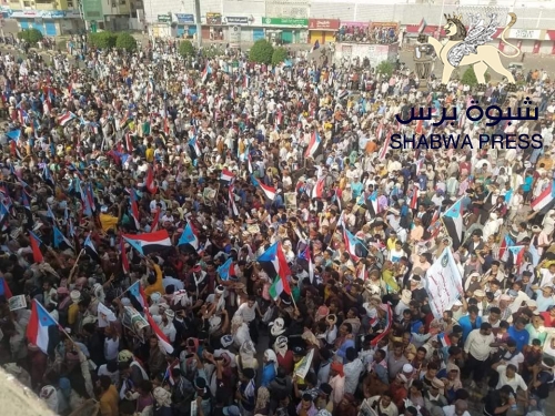 ساحة الحرية بخورمكسر تكتظ بمئات الآلآف من أبناء الجنوب العربي (صور)