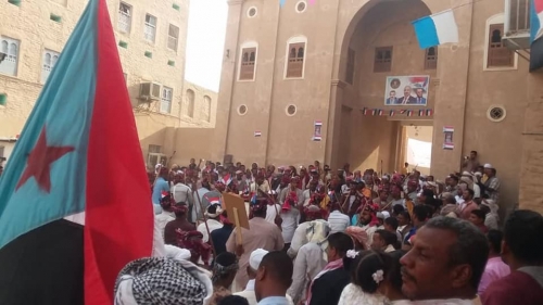 قوات الاحتلال اليمني تقتحـم حي السحيل بسيئون لنزع الأعلام الجنوبية وصور القادة السياسيين 