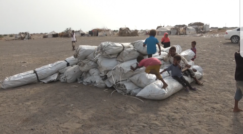 تلبية لنداء إستغاثة.."هلال" الإمارات يسير قافلة مساعدات غذائية وايوائية للنازحين المتضررين من السيول بالحديدة 