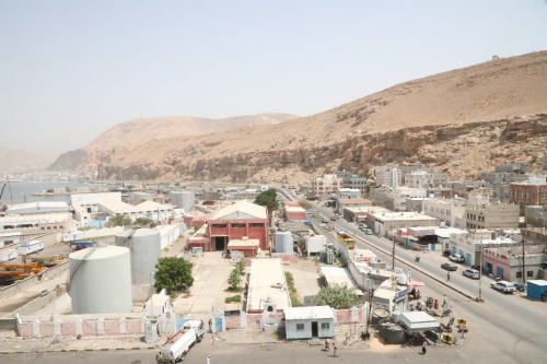 محافظ حضرموت يتفقد خزانات منشآت خلف بالمكلا ويوجه بنقلها إلى موقع آمن خارج المدينة