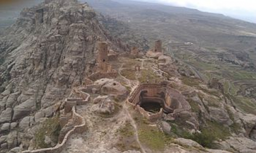 تدمير موقع "حصن الغراب" الأثري بشبوة بأسلوب تدمير داعش لآثار العراق.. 