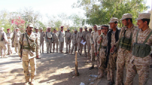 قيادات عسكرية في محور عتق تهدد بقطع خط شبوة مأرب على خلفية نهب حقوقهم