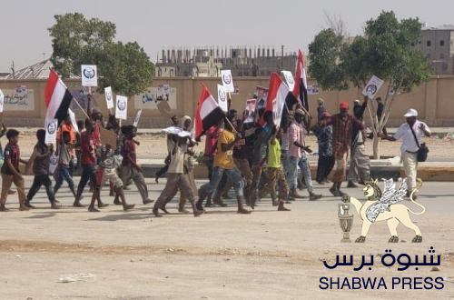 الائتلاف الوطني اختار شارع صغير في عتق ليبدو الحشد المأربي الأفريقي كبيرا