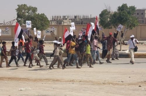 ابناء شبوة.. مظاهرة الائتلاف لا تمثلنا وبن عديو يهدر اموال المحافظة على حزبه