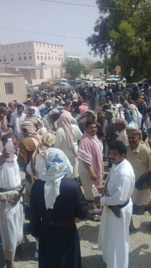  وقفة احتجاجية لابناء عسيلان لرفض قرار محافظ شبوة تغير مدير عام عسيلان.