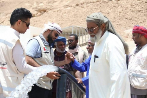 ببئر ارتوازي.. الإمارات تروي ظمأ 4 آلاف شخص بحضرموت