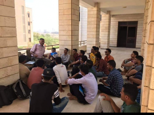 صورة.. طلاب كلية الهندسة بعدن بلا كهرباء وبدون اجراءات التباعد الاجتماعي المزعومة!