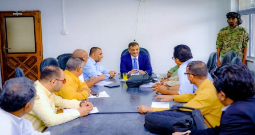 محافظ عدن يتفقد مكتب الأشغال العامة وصندوق صيانة الطرق ويشدد على سرعة إنجاز أعمالهما