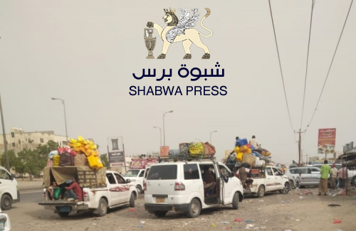 100 ألف نازح يمني إلى عدن يحولون رواتبهم بالعملة الأجنبية إلى صنعاء