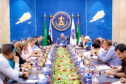 الرئيس الزُبيدي يترأس اجتماعًا مشتركاً للجنة الاقتصادية مع رؤساء البنوك التجارية بالعاصمة عدن