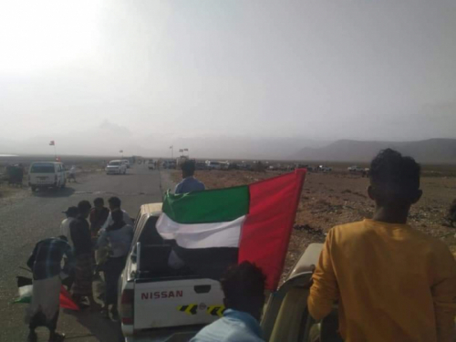 بمنحة بن زايد.. سقطرى تزف 100 من شبابها في عرس جماعي