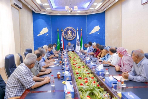 الرئيس القائد عيدروس الزُبيدي يعقد اجتماعًا مع قيادة الهيئة العسكرية العليا للجيش والأمن الجنوبي