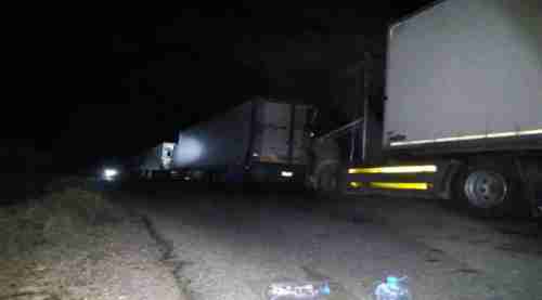 شباب مودية يواصلون منع مرور شاحنات محملة بالأسماك واخرى لتجار خليجيين غرب المديرية.