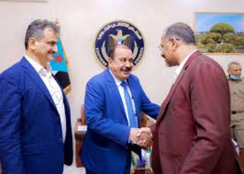 الرئيس الزُبيدي يستقبل رئيس الجمعية الوطنية العائد من رحلة علاجية ناجحة