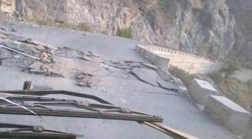 خشية تقدم القوات الجنوبية.. مليشيا الحوثي تفجر عقبة الحلحل
