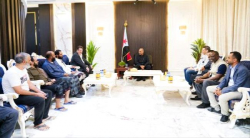 الزُبيدي يستقبل موظفي الأمم المتحدة المحررين من القاعدة