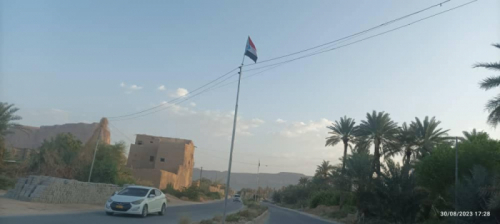 مع وصول السفير الأمريكي.. علم الجنوب يزين شوارع سيئون