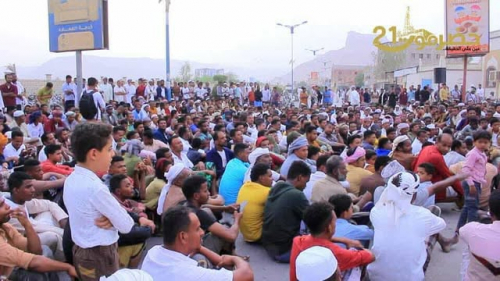 أهالي #تريم ينظمون وقفة احتجاجية.. وأسرة #الشهيد يادين تطالب بالعدالة ومحاسبة القتلة "صور "