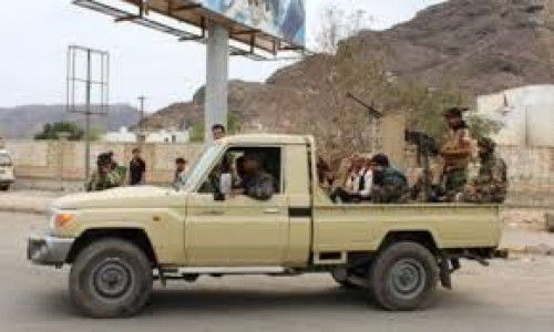 أصحيح هذا.. قائد عسكري كبير يسخر طقم مسلح لحماية مطعم متمرد على الأسعار