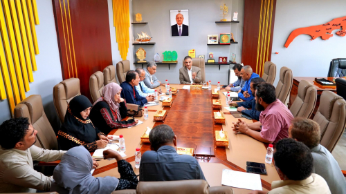 محافظ عدن يقر رفع حافز المعلمين إلى 50 ألف